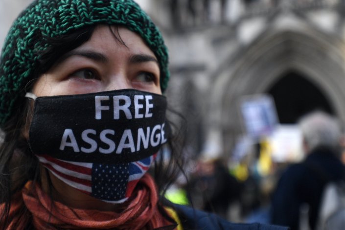 Manifestante à porta do tribunal em Londres