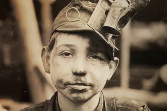 Rapaz carregador de carvão na mina Turkey Knob, em Macdonald, Virgínia Ocidental, EUA (1908). Detalhe da fotografia original de Lewis Hine (1874-1940)