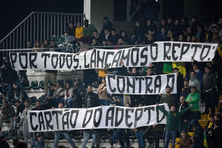 Tarjas de adeptos do clube de futebol de Paços de Ferreira contra o cartão do adepto, exibidas no jogo contra o Boavista, 7 de Fevereiro de 2020