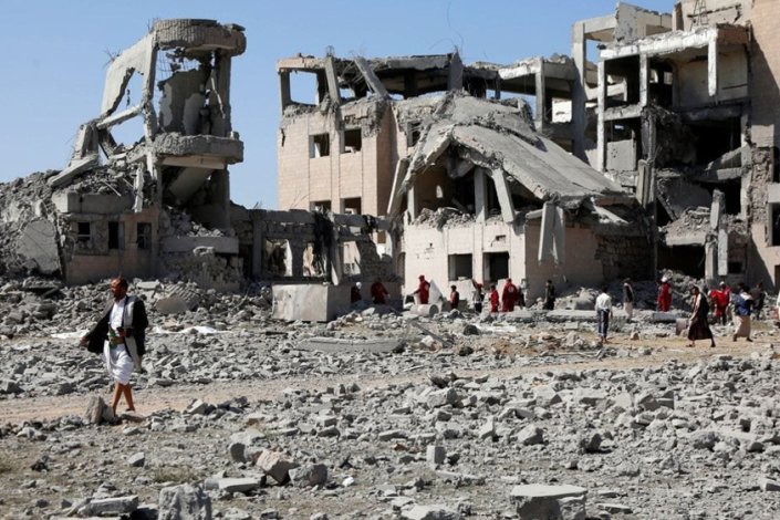 Edifícios destruídos e danificados após um bombardeamento saudita no Iémen; a agressão da coligação liderada pelos sauditas começou em Março de 2015