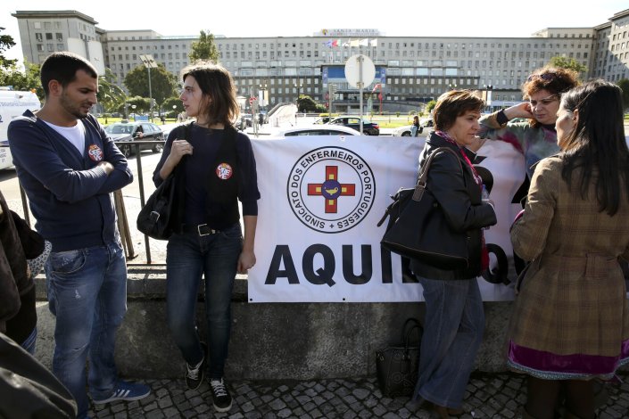 Protesto de enfermeiros contra o agravamento dos cortes remuneratórios e das condições de trabalho demonstram a sua oposição ao Orçamento do Estado para 2014, em dia de greve geral da Função Pública, à porta do Hospital de Santa Maria, Lisboa, 8 de Novembro de 2013
