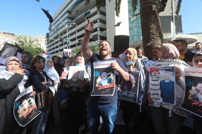 Protesto de solidariedade com os palestinianos detidos em prisões israelitas, na cidade de Nablus. Familiares seguram fotografias dos presos e exigem a sua libertação. Em Abril de 2020 havia 194 menores palestinianos presos em cadeias e centros de detenção israelitas. Nablus, Norte da Cisjordânia ocupada, 9 de Novembro de 2021