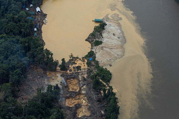 Na imagem, o impacto provocado pelo garimpo ilegal nas águas da região do rio Uraricoera