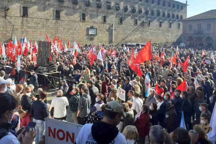 A Praça da Quintana encheu-se de gente, que respondeu afirmativamente ao apelo feito pela SOS Sanidade Pública