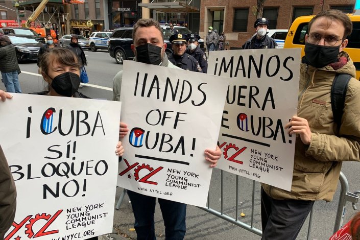 Manifestantes na iniciativa solidária com Cuba em Nova Iorque 