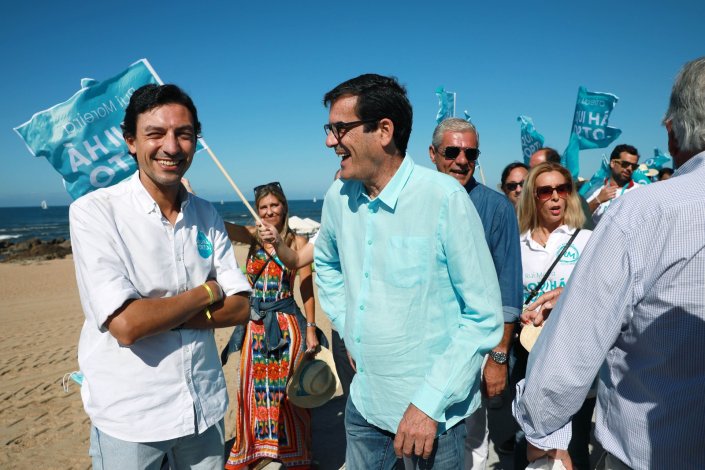 Rui Moreira, presidente da Câmara Municipal do Porto, do Movimento «Aqui Há Porto», acompanhado por Tiago Mayan, da Iniciativa Liberal, candidato à União de Freguesias Aldoar, Foz e Nevogilde, durante uma acção de campanha para as eleições autárquicas na marginal da Foz, no Porto, 18 de Setembro 2021
