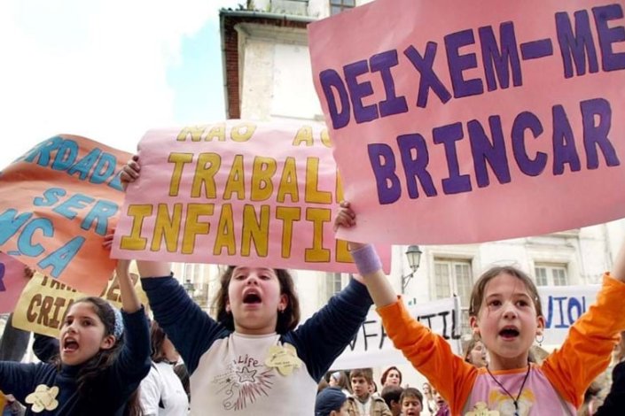 Crianças de várias escolas básicas de Coimbra manifestam-se, em frente à Câmara Municipal, contra o trabalho infantil