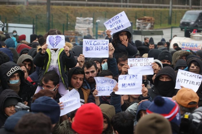 Migrantes e refugiados provenientes do Médio Oriente concentraram-se junto à passagem de Bruzgi-Kuznica, na fronteira polaca-bielorrussa, pedindo autorização para entrar na União Europeia, onde pretendem receber asilo. Grodno, Bielorrússia, 25 de Janeiro de 2021