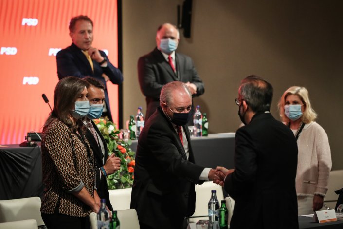 Rui Rio cumprimenta Paulo Rangel na reunião do Conselho Nacional do PSD que decidiu a data das eleições directas para a presidência do partido. Lisboa, 14 de Outubro de 2021, <br />
 