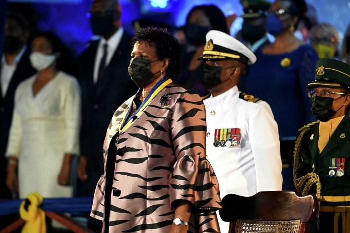Sandra Mason, a primeira presidente da República de Barbados, depois de ter assumido o cargo, esta terça-feira, na Praça dos Heróis, em Bridgetown, capital do país