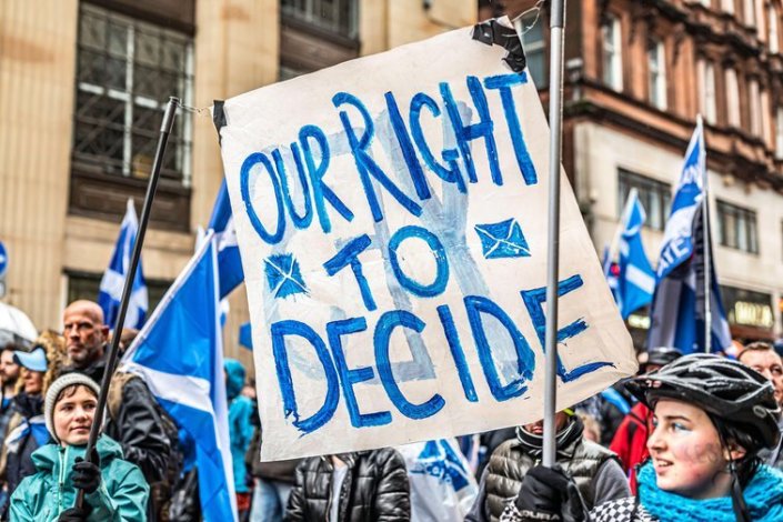 Milhares de escoceses saem à rua para exigir a independência de Westminster, com o slogan «O Nosso Direito a Decidir», em Glasgow, Janeiro 2020 