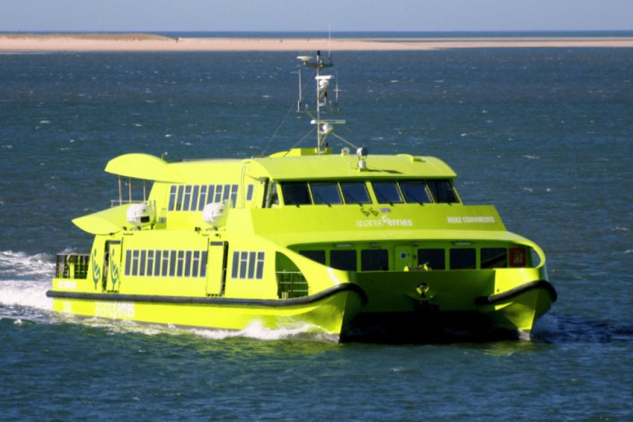 O catmaran Roaz Corvineiro é um dos navios que asseguram o tráfego fluvial entre Setúbal e Tróia