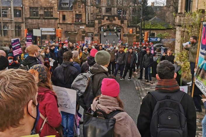 50 mil funcionários de 58 universidades no Reino Unido cumpriram três dias de greve na semana passada, apoiados por centenas de professores que não deram aulas, em solidariedade, durante esse período, Universidade de Glasgow, Escócia, 1 de Dezembro 2021