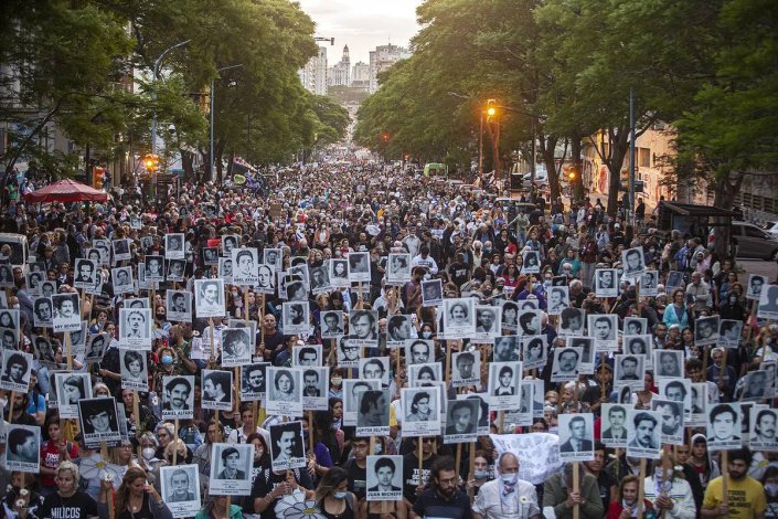Muitos milhares de pessoas aderiram à mobilização convocada pela associação Mães e Familiares de Uruguaios Presos Desaparecidos em conjunto com outras organizações