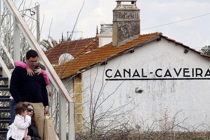 Canal Caveira, na freguesia e concelho de Grândola, é atravessada pelo IC1, Itinerário Complementar do Litoral. Esta centralidade levou ao desenvolvimento de uma grande indústria de restauração na localidade.