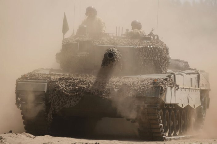 Um tanque norueguês participa em exercícios militares na Polónia (imagem de arquivo)