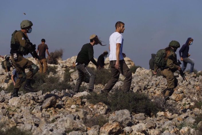 Colonos e soldados israelitas atacam palestinianos que protestam contra os colonatos perto de Salfit, na Margem Ocidental ocupada (iamgem de arquivo)