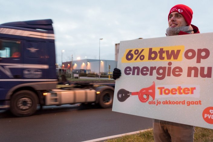 Un miembro del PTB durante una acción de la campaña para reducir el IVA a la energía