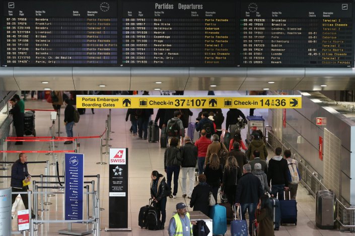 O Governo decretou uma requisição civil para enfrentar a greve anunciada pelos trabalhadores da transportadora aérea TAP, com início no dia 27 de Dezembro de 2014, contra a privatização da empresa. 27 de Dezembro de 2014