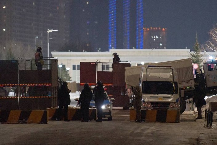 Forças de segurança nas ruas de Nur-Sultan, a capital do Cazaquistão 