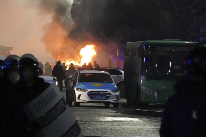 Protestos e distúrbios em Almaty, Cazaquistão, no dia 5 de Janeiro de 2022 