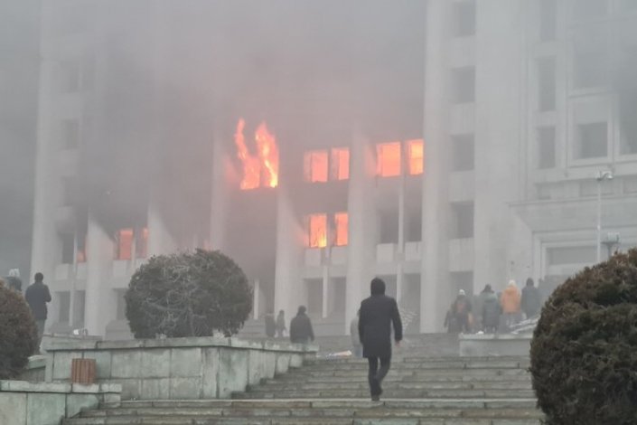 Edifício governamental incendiado em Almaty, a maior cidade do Cazaquistão, durante os protestos e distúrbios que tiveram lugar dia 5 de Janeiro de 2022