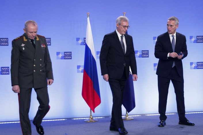 Alexander Grushko, ao centro, em Bruxelas, esta quarta-feira, com o vice-ministro russo da Defesa, Alexander Fomin, e com o secretário-geral da NATO, Jens Stoltenberg