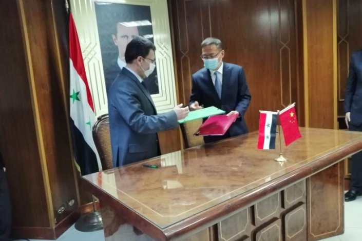 Fadi al-Khalil e Feng Biao, na cerimónia de assinatura, em Damasco