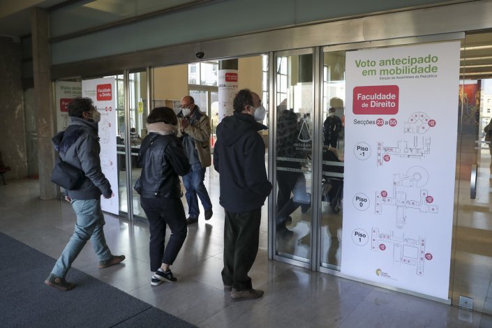 Um eleitor consulta o local onde pode exercer o seu direito de voto antecipado no âmbito das eleições legislativas de 2022, em Lisboa, a 23 de Janeiro de 2022. As eleições legislativas para uma nova composição da Assembleia da República estão marcadas para 30 de Janeiro de 2022