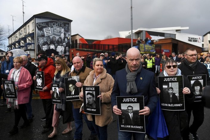 Em Janeiro de 1972, as tropas britânicas mataram 13 civis em Derry; foram precisos 38 anos para que a inocência destes fosse reconhecida oficialmente; até à data, ninguém foi julgado ou condenado pelos factos  