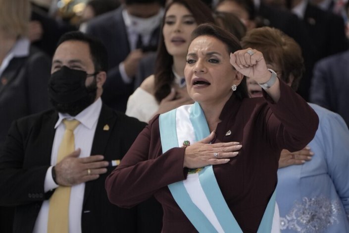 Xiomara Castro, a nova presidente das Honduras, durante a cerimónia de tomada de posse, em Tegucigalpa