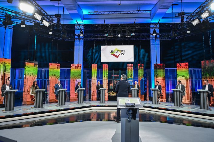 Um debate com todos numa campanha mediática que só favorece alguns.