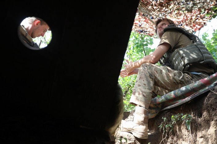 Soldados ucranianos numa trincheira em Donbass