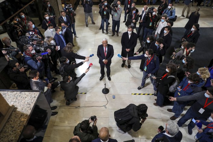 O secretário-geral do PS a falar aos jornalistas no início da noite eleitoral.