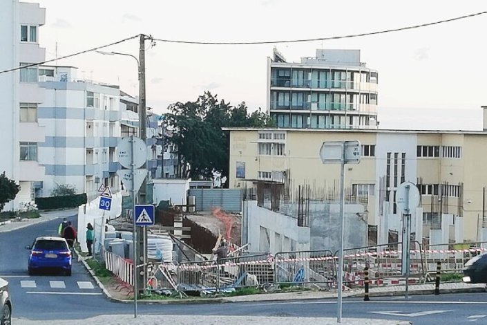 As obras na Escola Navegador Rodrigues Soromenho, em Sesimbra, foram abandonadas a Janeiro de 2021, por incumprimento do empreiteiro, atrasando em mais de um ano a conclusão da empreitada.