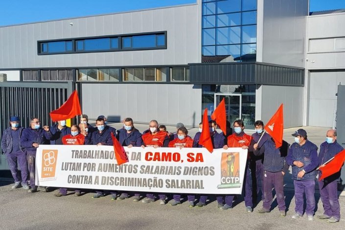 Acção de denúncia dos trabalhadores da CAMO, frente à sede da empresa, em Vila Nova de Gaia 