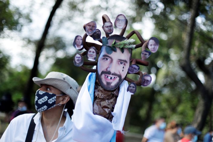 Manifestantes contra o presidente de El Salvador.