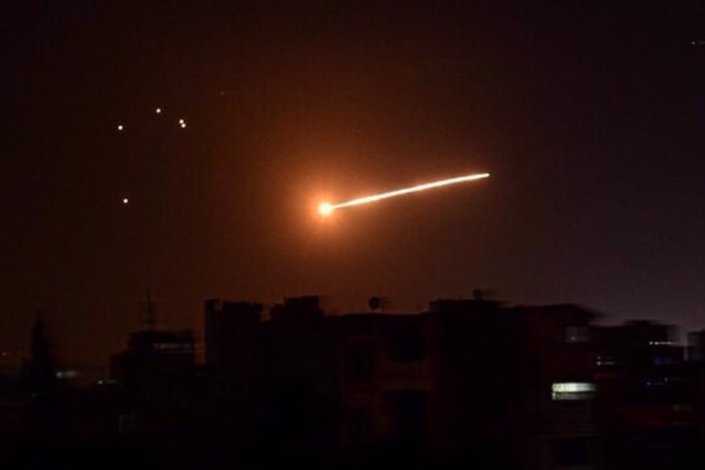 Imagem de um ataque israelita com mísseis nos céus de Damasco (arquivo)