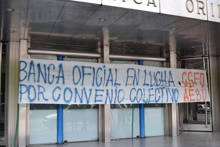 Faixa dos trabalhadores bancários em luta no Uruguai, esta segunda-feira 
