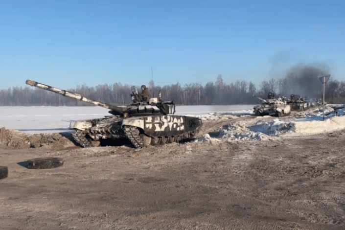 Tanques russos que participaram em manobras militares perto da fronteira com a Ucrânia preparam-se para regressar às suas bases, a 15 de Fevereiro de 2022 