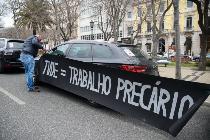 Motoristas de transporte em veículos descaracterizados a partir de plataforma electrónica (TVDE) manifestaram-se para exigir a revisão imediata da lei que regula o sector, aprovada por PS, PSD e PAN, por tarifas dignas e contra as condições leoninas impostas pelas plataformas Uber e Bolt. Lisboa, 16 de Fevereiro de 2022