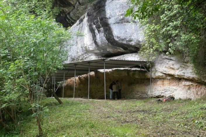 Abrigo da Lagar Velho, no Vale do Lapedo, Leiria