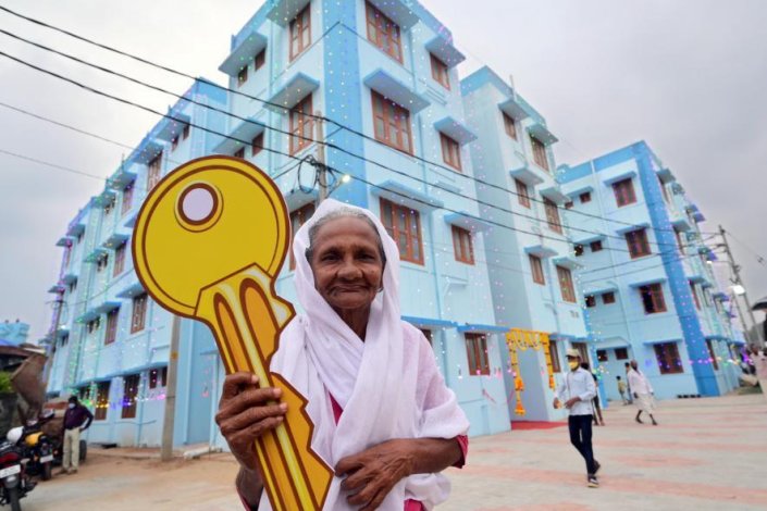 Sulaikha Beevi, uma das pessoas que receberam as chaves dos novos apartamentos em Mathippuram