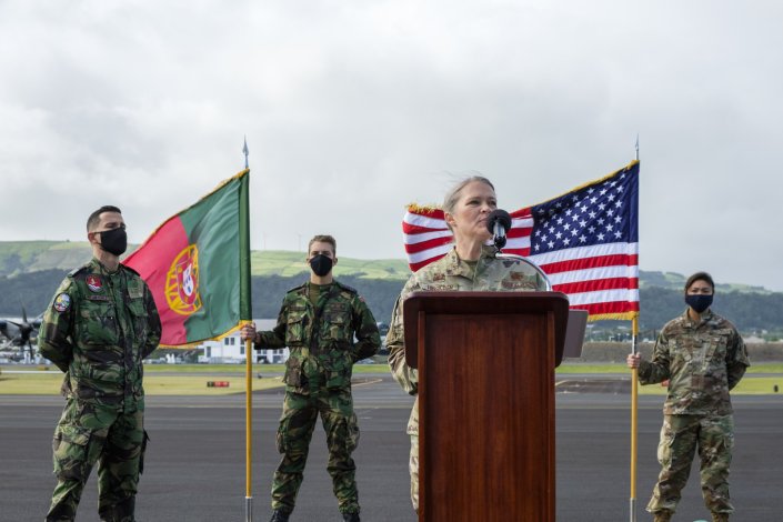 A comandante da 65th Air Base Group discursa na cerimónia conjunta do exército português com o destacamento da Força Aérea dos Estados Unidos da América, na inauguração oficial de uma zona de aterragem permanente na Base das Lajes, Ilha Terceira, Açores, 21 de Outubro de 2020