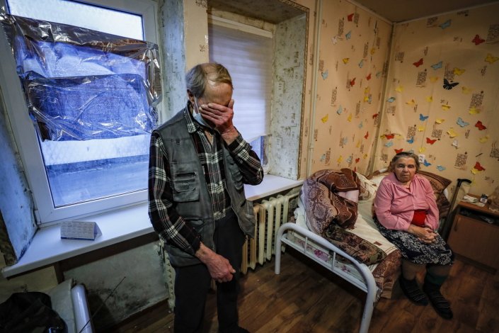 Refugiados da autoproclamada República Popular de Donetsk aguardam, num alojamento provisório, pela possibilidade de regressarem às suas casas, quando a região possa regressar à calma em que vivia até à guerra desencadeada pela intervenção dos paramilitares e exército ucranianos, em 2014, há oito anos. Rostov, Rússia, 25 de Fevereiro de 2022