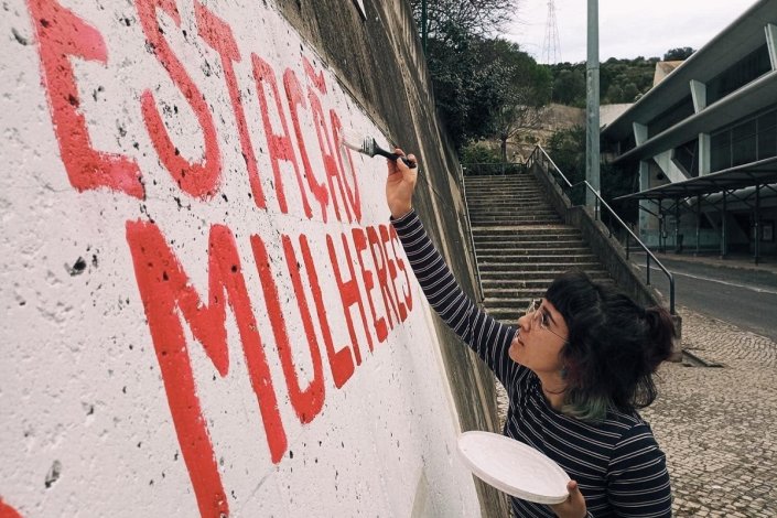 Núcleo Odivelas do MDM pintando um mural relacionado com a Manifestação Nacional de Mulheres