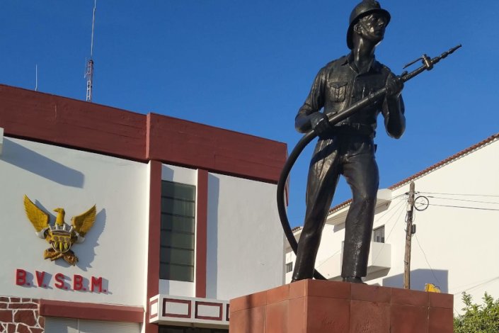 Estátua em homenagem aos bombeiros, junto às instalações dos Bombeiros Voluntários de São Bartolomeu de Messines, em Silves. A decisão do PS e PSD põe em causa os apoios financeiros da Câmara Municipal de Silves às corporações do município, num momento em que todo o concelho se encontra em situação de seca extrema, com grande risco de incêncio e escassez de água.
