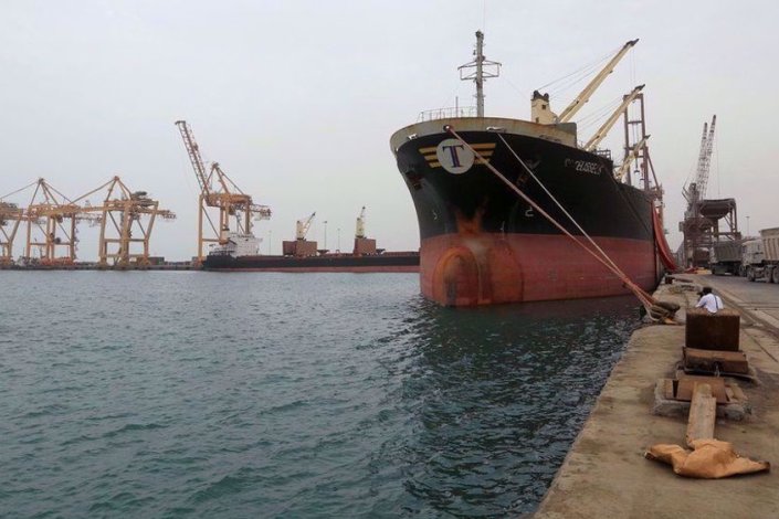 Navio atracado no porto iemenita de Hudaydah (imagem de arquivo)