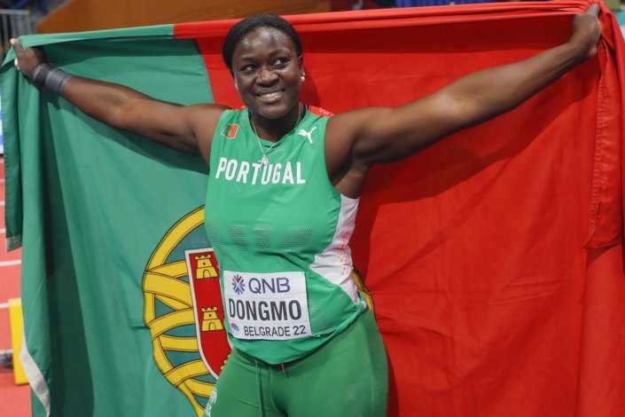 Auriol Dongmo celebra a sua vitória na modalidade de lançamento de peso, no Campeonato Mundial de Atletismo em Pista Coberta, em Belgrado, Sérvia, a 18 de Março de 2022