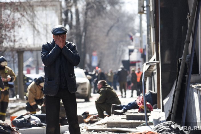 Um homem cobre os olhos, após um míssil ucraniano ter atingido o centro da cidade de Dontesk, na autoproclamada República Popular de Donetsk, a 14 de Março de 2022. Um balanço dos serviços de emergência constatou mais de 20 mortos e cerca de 40 feridos, alguns em estado muito grave. A cidade esta afastada da zona de guerra e não constitui um alvo militar. O assunto passou em claro na comunicação ocidental.